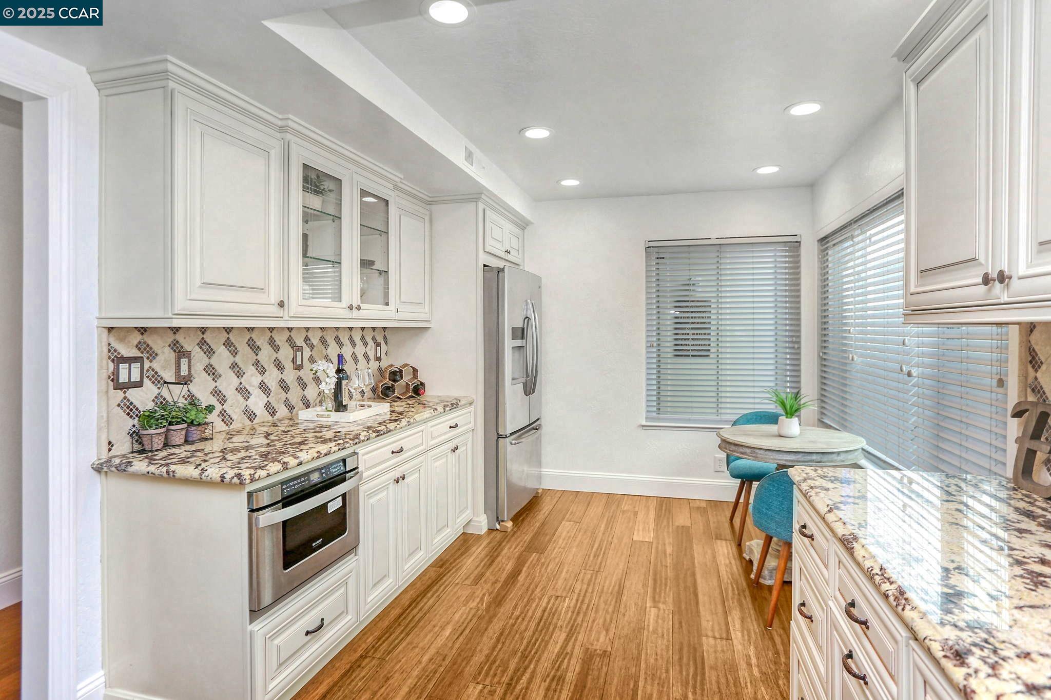Detail Gallery Image 7 of 27 For 978 Shoal Dr, San Mateo,  CA 94404 - 3 Beds | 2/1 Baths