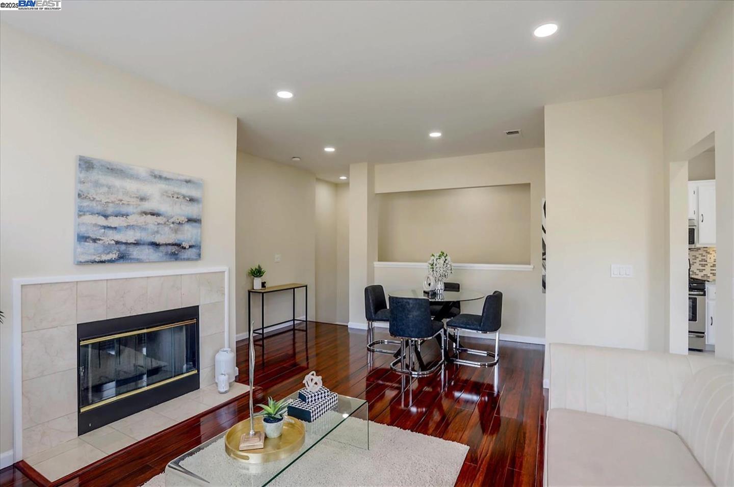Detail Gallery Image 4 of 28 For 3581 Jasmine Cir, San Jose,  CA 95135 - 2 Beds | 2 Baths