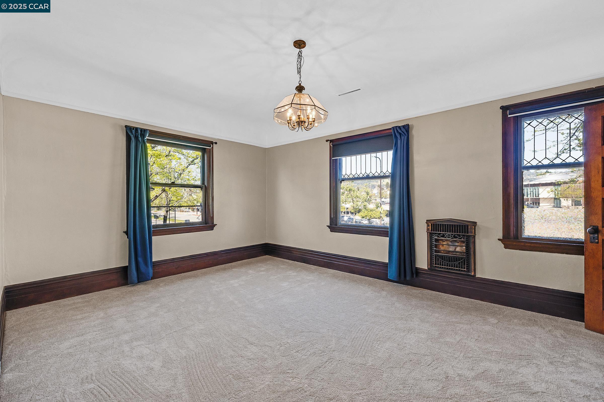 Detail Gallery Image 8 of 31 For 3102 Martin Luther King Jr Way, Berkeley,  CA 94703 - 4 Beds | 1 Baths
