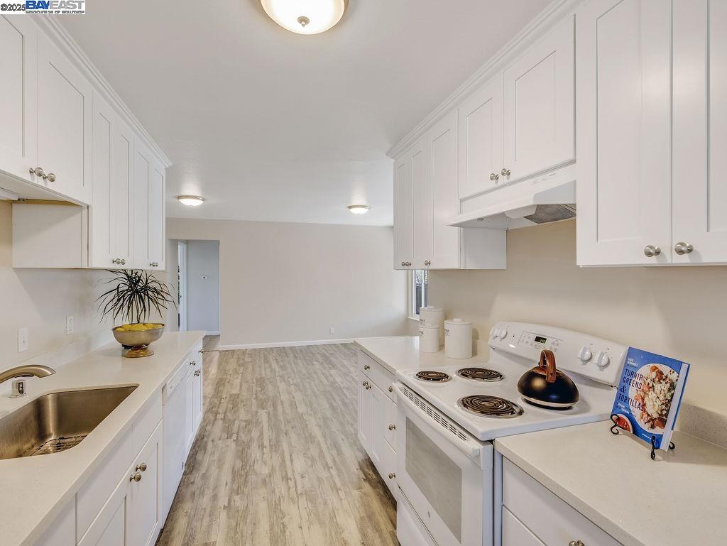 Detail Gallery Image 17 of 51 For 3037 Greenview Dr, Castro Valley,  CA 94546 - 3 Beds | 2 Baths