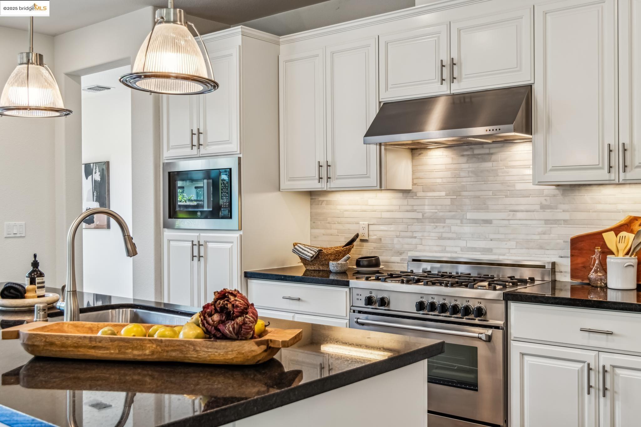 Detail Gallery Image 12 of 60 For 2759 Aschow Ln, Alameda,  CA 94501 - 5 Beds | 4/1 Baths