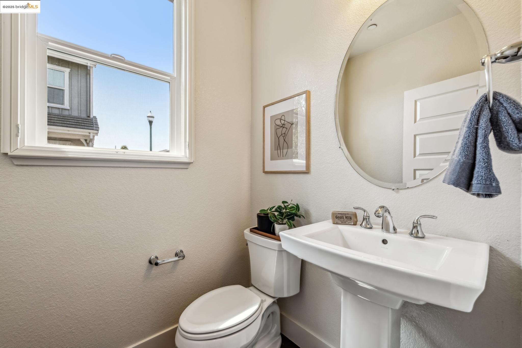 Detail Gallery Image 14 of 60 For 2759 Aschow Ln, Alameda,  CA 94501 - 5 Beds | 4/1 Baths