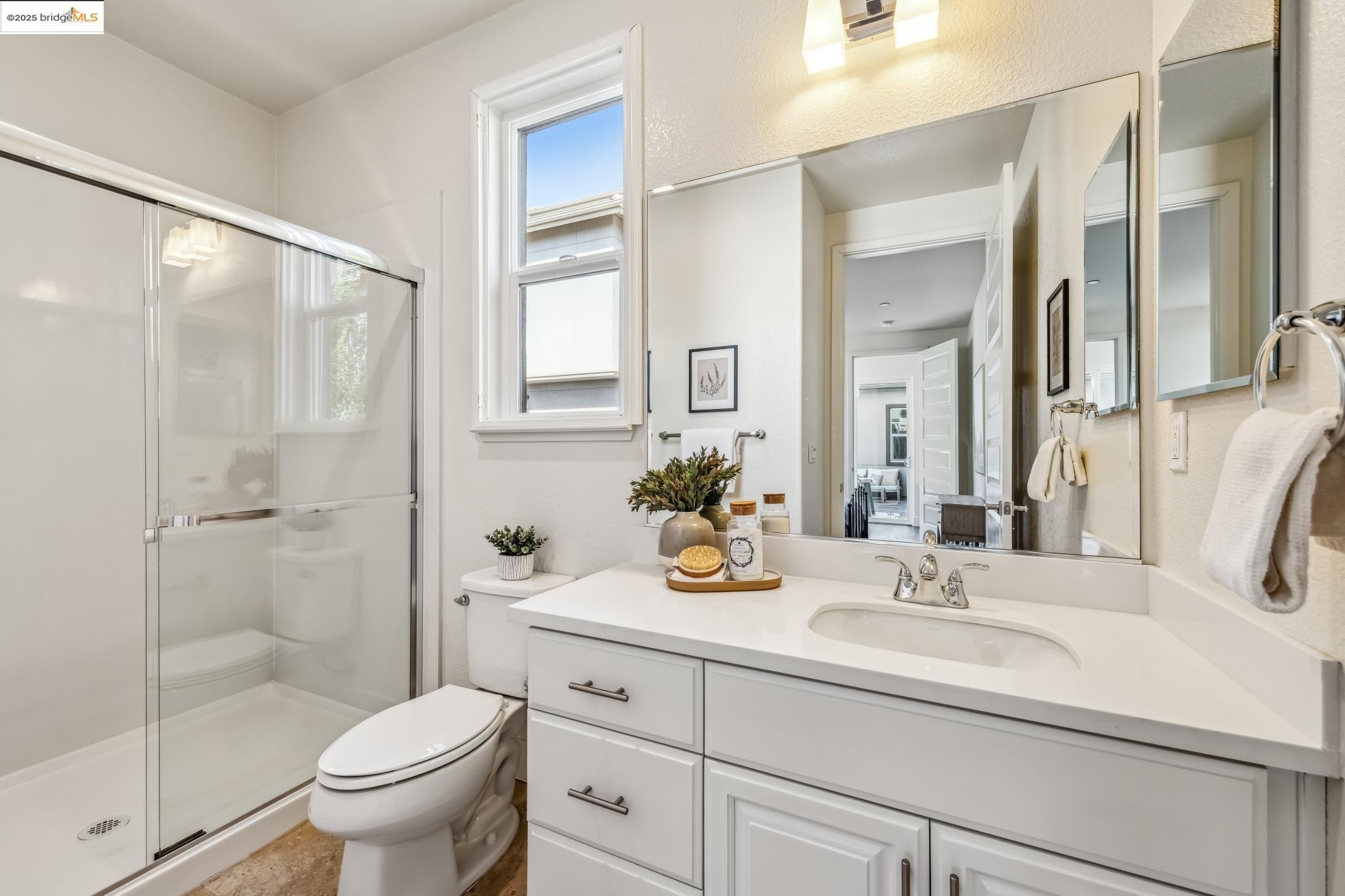 Detail Gallery Image 17 of 60 For 2759 Aschow Ln, Alameda,  CA 94501 - 5 Beds | 4/1 Baths