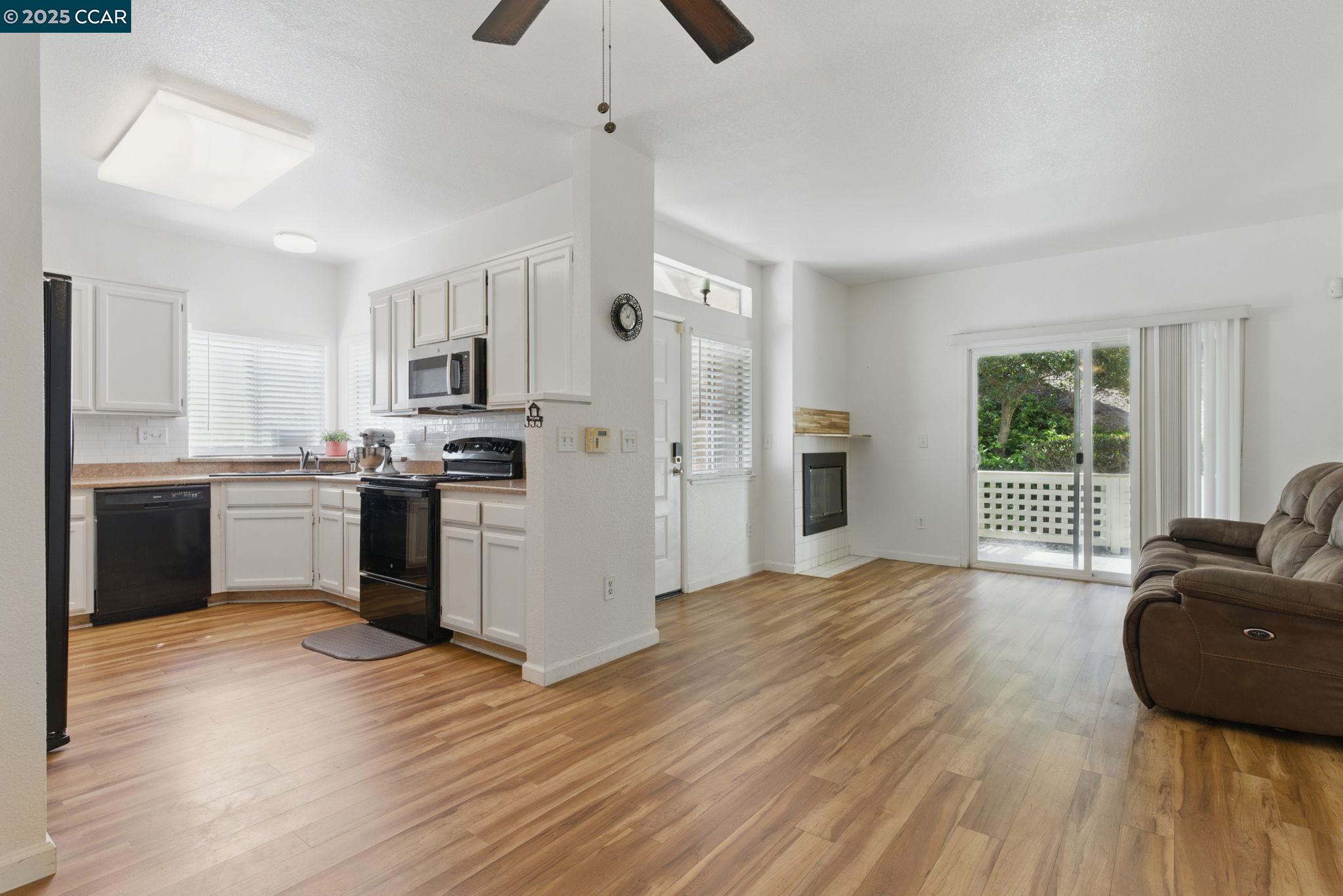 Detail Gallery Image 11 of 25 For 209 Palermo, Hercules,  CA 94547 - 2 Beds | 2 Baths