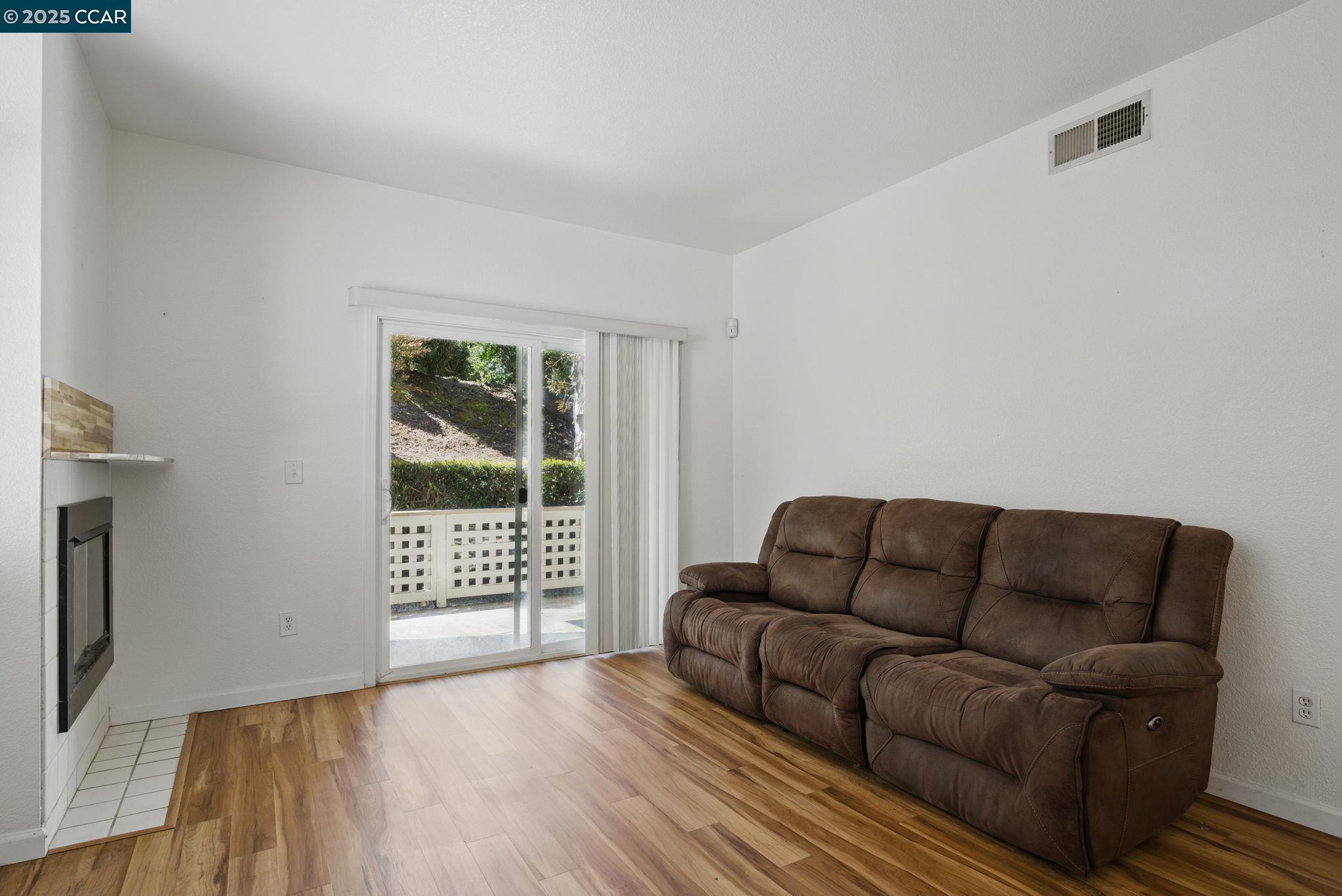 Detail Gallery Image 3 of 25 For 209 Palermo, Hercules,  CA 94547 - 2 Beds | 2 Baths