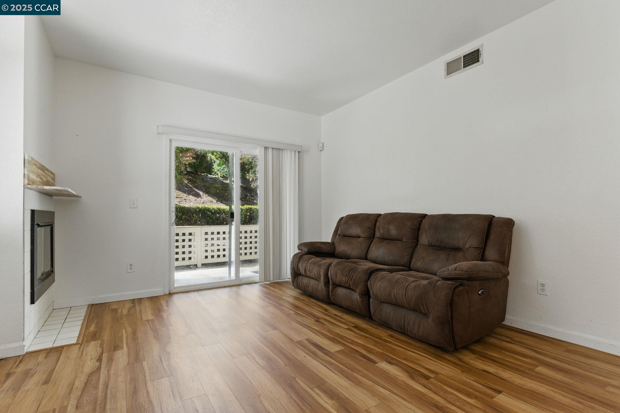 Detail Gallery Image 4 of 25 For 209 Palermo, Hercules,  CA 94547 - 2 Beds | 2 Baths