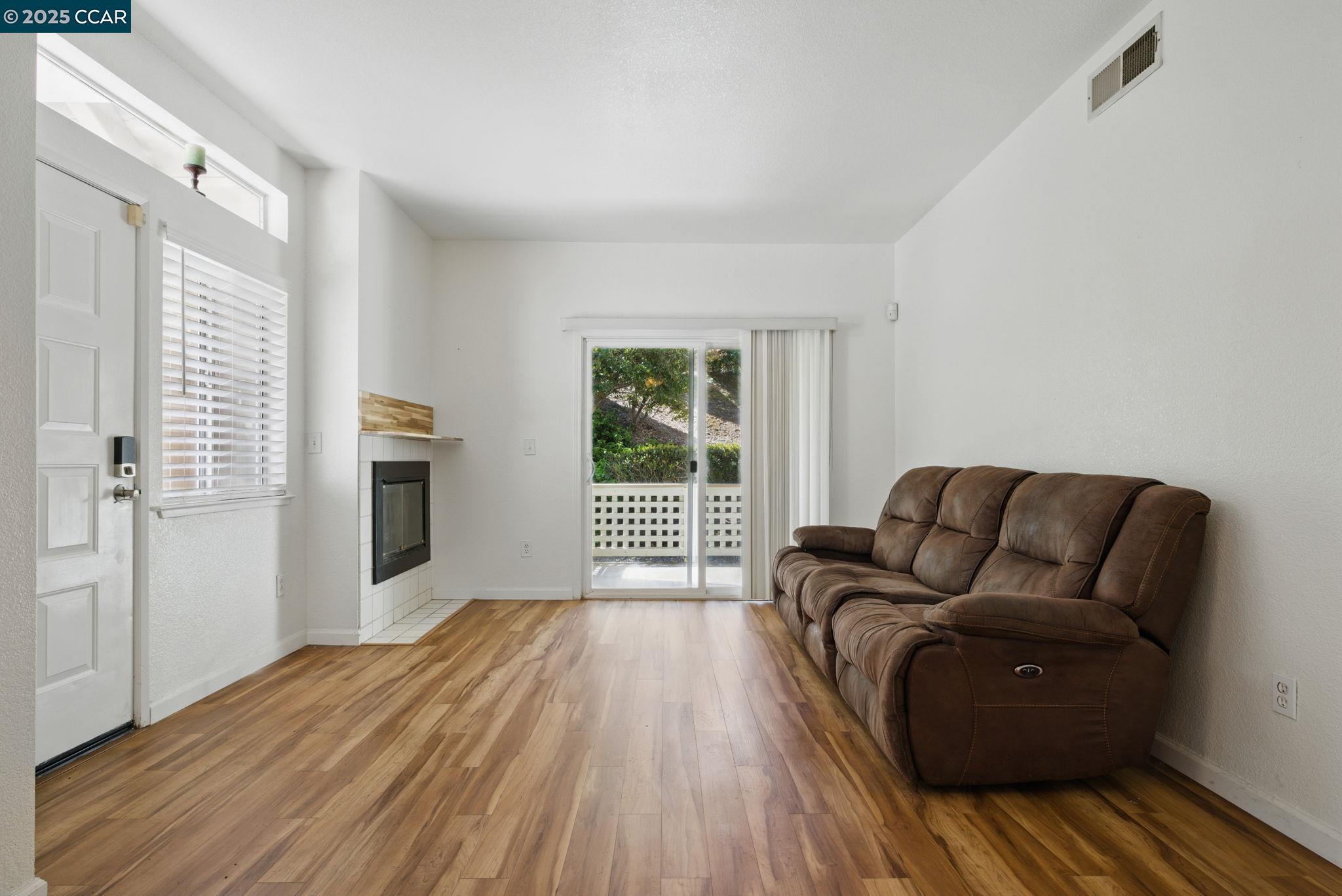 Detail Gallery Image 5 of 25 For 209 Palermo, Hercules,  CA 94547 - 2 Beds | 2 Baths