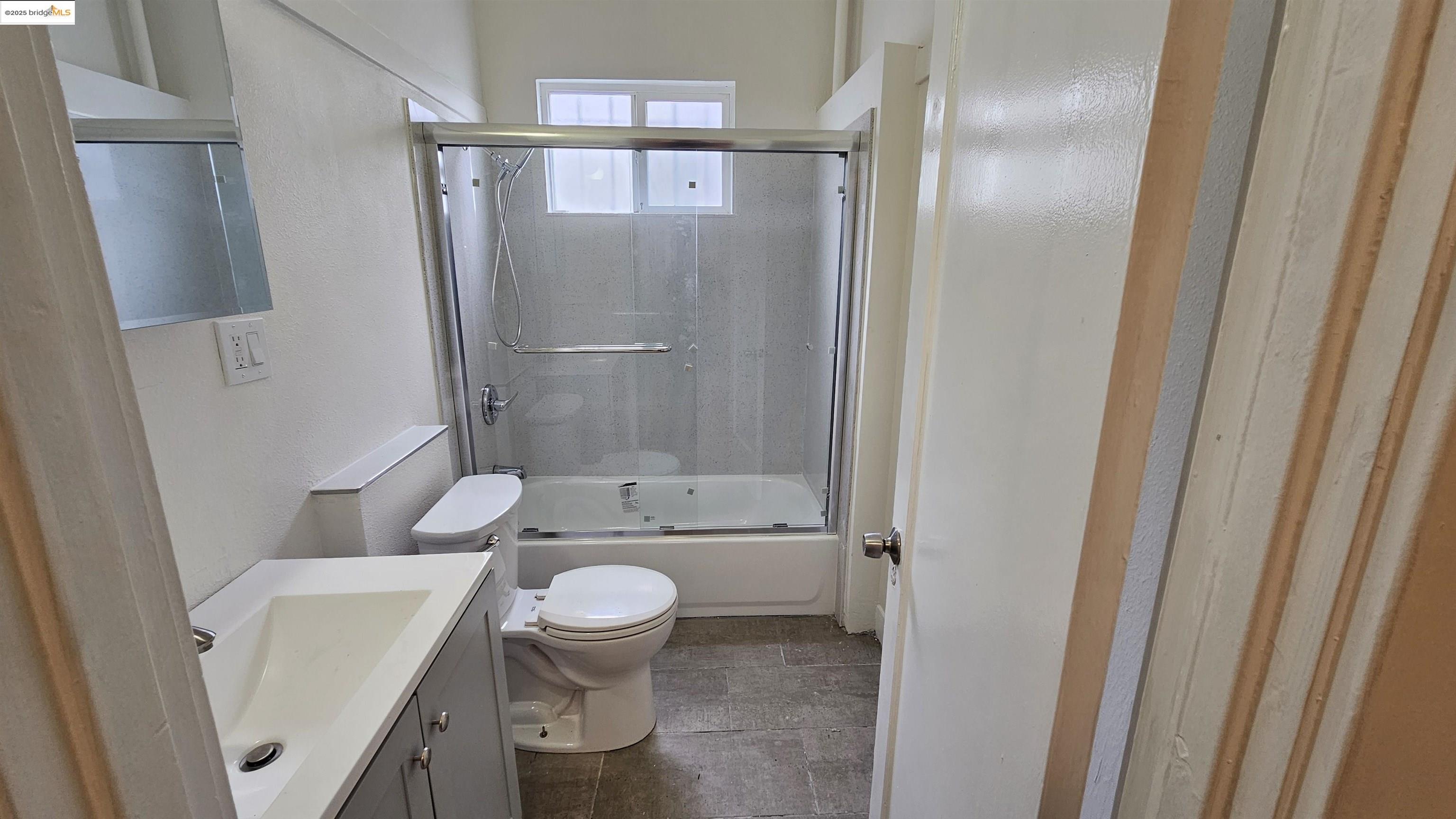 1400 Lakeshore Ave # 3, Oakland, California 94606, 1 Bedroom Bedrooms, 4 Rooms Rooms,1 BathroomBathrooms,Residential Lease,For Rent,1400 Lakeshore Ave # 3,41092896