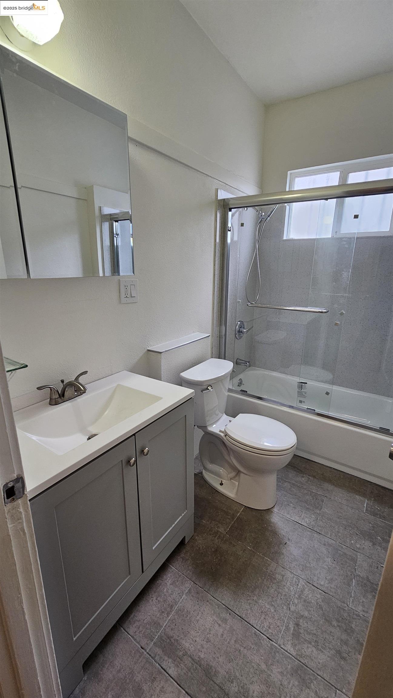 1400 Lakeshore Ave # 3, Oakland, California 94606, 1 Bedroom Bedrooms, 4 Rooms Rooms,1 BathroomBathrooms,Residential Lease,For Rent,1400 Lakeshore Ave # 3,41092896