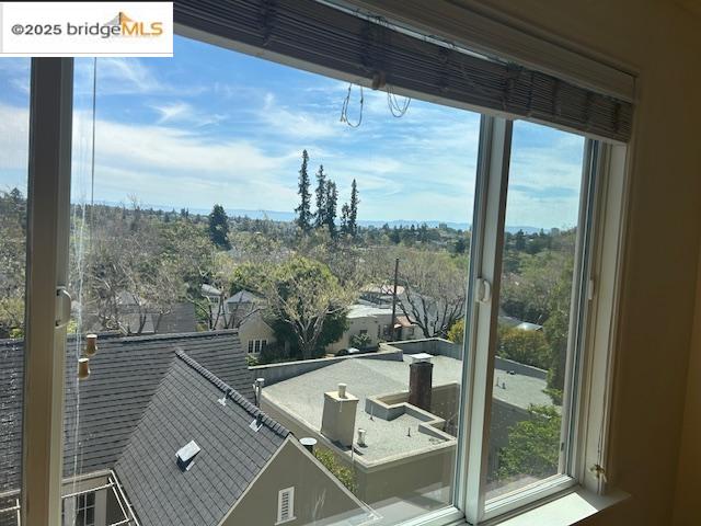 Detail Gallery Image 2 of 23 For 128 Moraga Ave, Piedmont,  CA 94611 - 2 Beds | 1 Baths