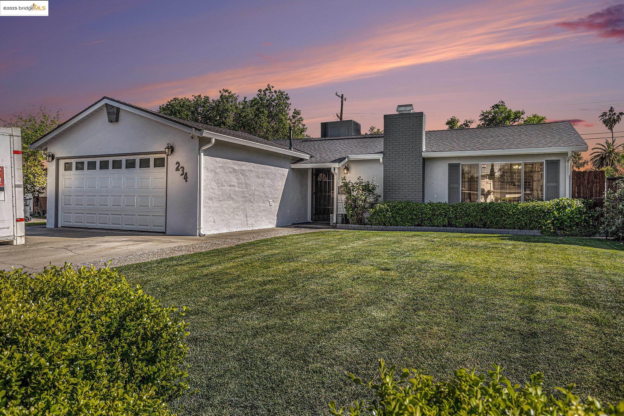 Detail Gallery Image 1 of 27 For 234 E 20th St, Tracy,  CA 95376 - 3 Beds | 2 Baths