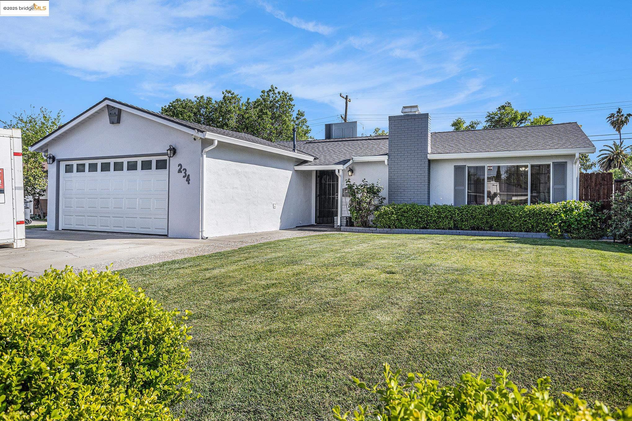 Detail Gallery Image 3 of 27 For 234 E 20th St, Tracy,  CA 95376 - 3 Beds | 2 Baths
