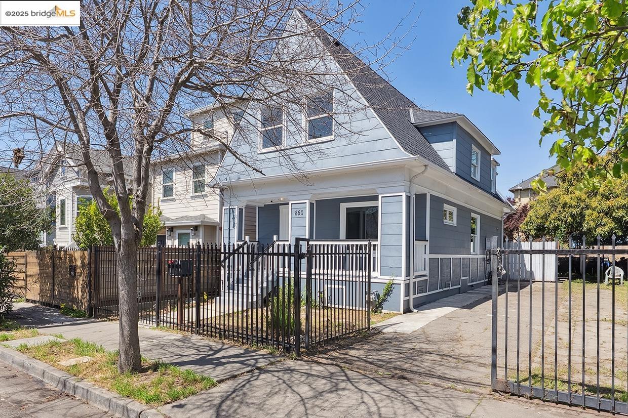 Detail Gallery Image 1 of 1 For 850 Milton St, Oakland,  CA 94607 - 3 Beds | 2/1 Baths