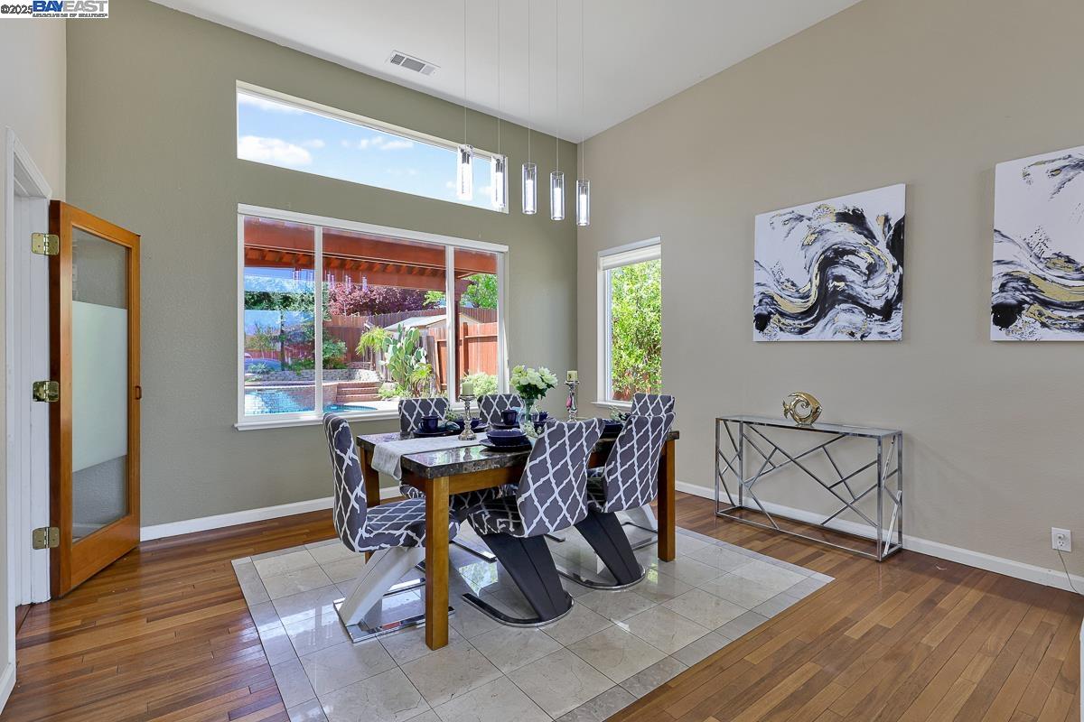 Detail Gallery Image 11 of 60 For 5457 Field Brook Ct, Antioch,  CA 94531 - 5 Beds | 3 Baths