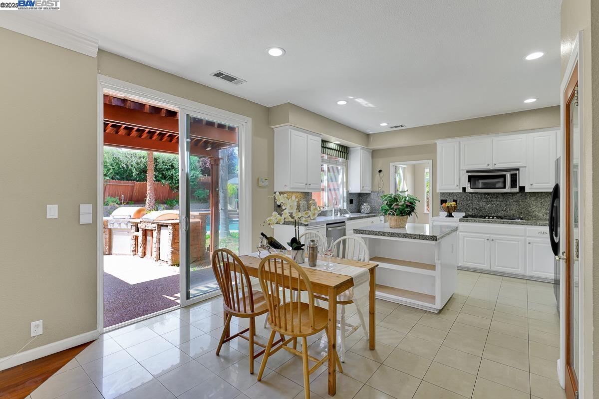 Detail Gallery Image 20 of 60 For 5457 Field Brook Ct, Antioch,  CA 94531 - 5 Beds | 3 Baths