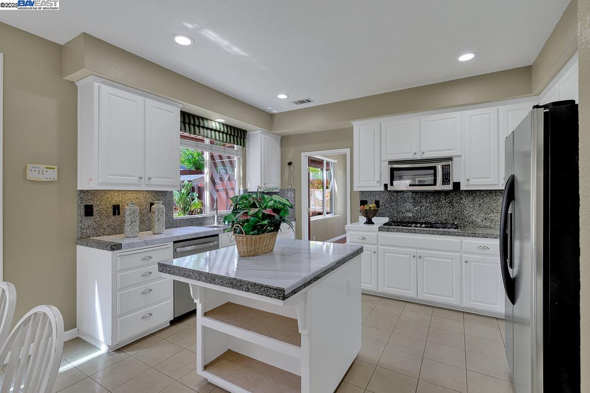 Detail Gallery Image 23 of 60 For 5457 Field Brook Ct, Antioch,  CA 94531 - 5 Beds | 3 Baths