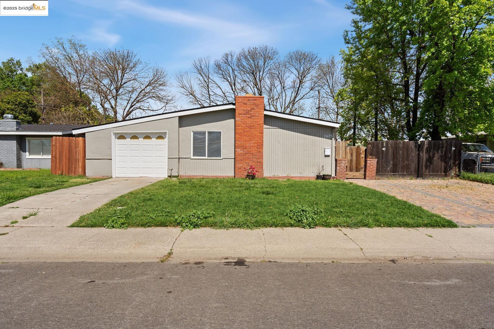 Detail Gallery Image 1 of 1 For 2425 Del Rio Dr, Stockton,  CA 95204 - 3 Beds | 1 Baths