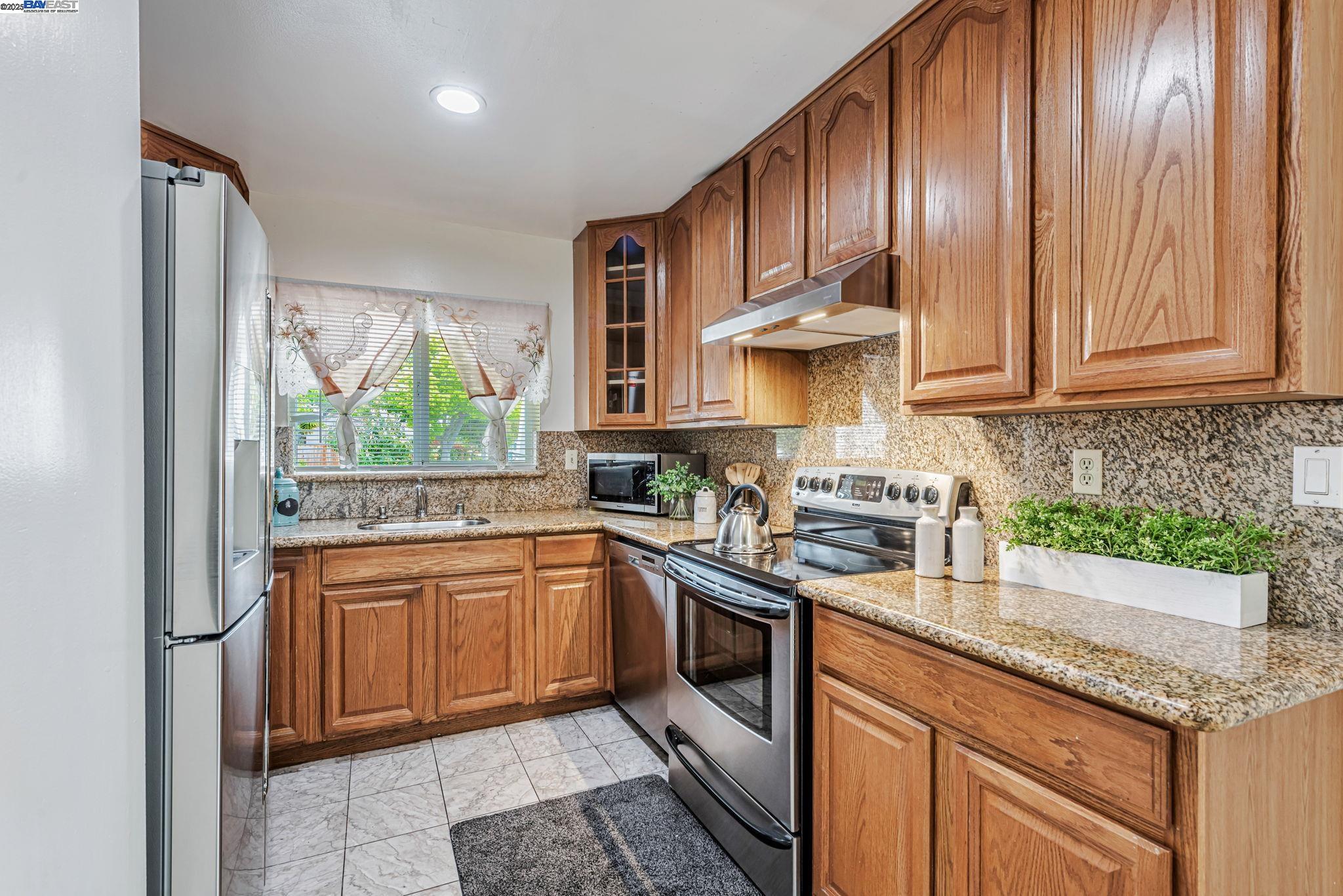 Detail Gallery Image 6 of 23 For 7765 Yew Ct, Newark,  CA 94560 - 4 Beds | 2 Baths
