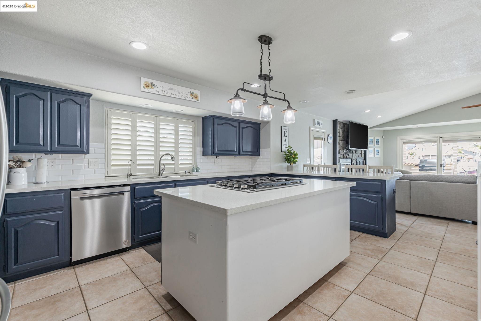 Detail Gallery Image 8 of 41 For 4621 Clipper Dr, Discovery Bay,  CA 94505 - 4 Beds | 2/1 Baths