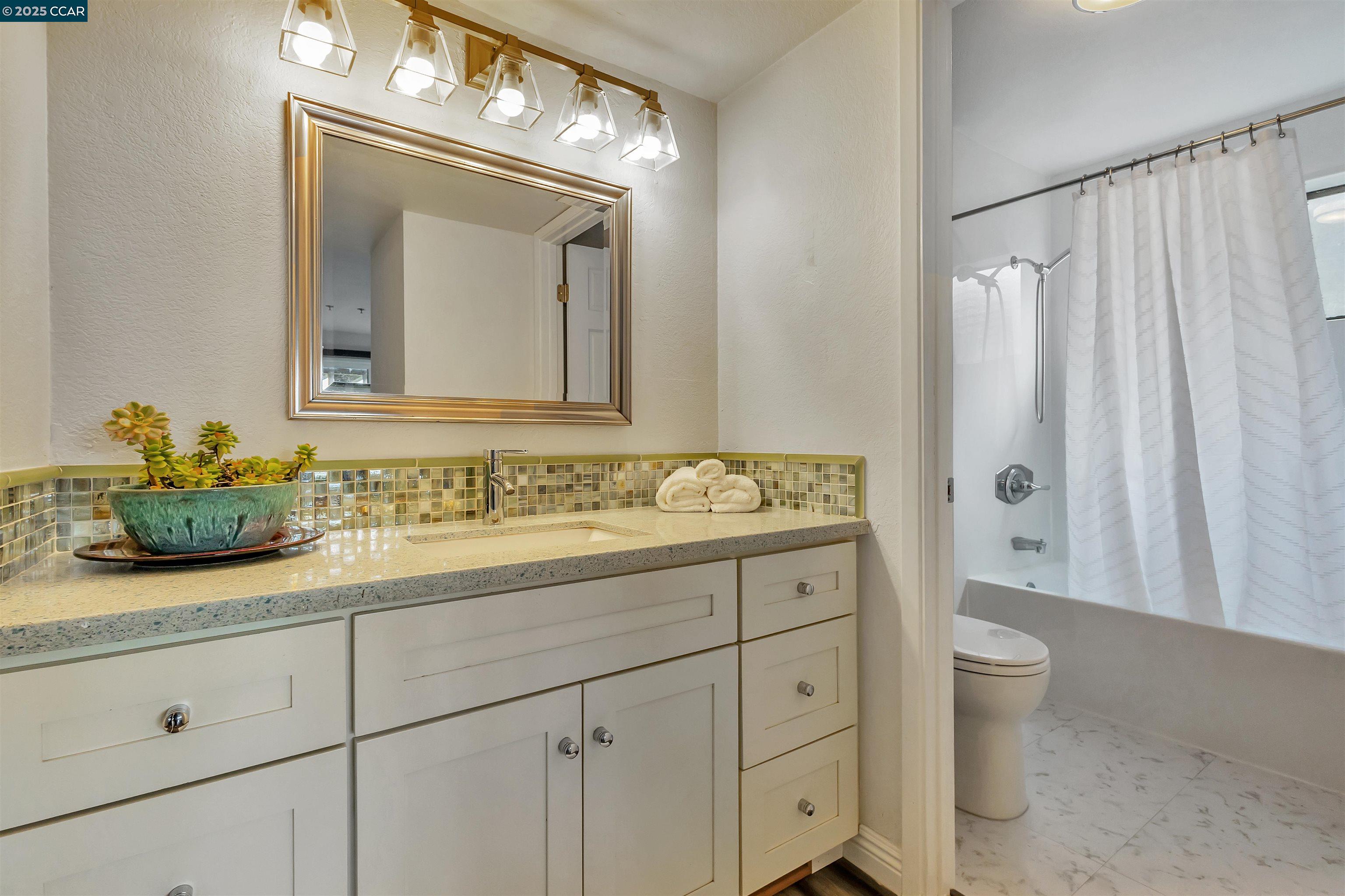 Detail Gallery Image 11 of 39 For 200 Palmetto Avenue, Pacifica,  CA 94404 - 2 Beds | 2 Baths