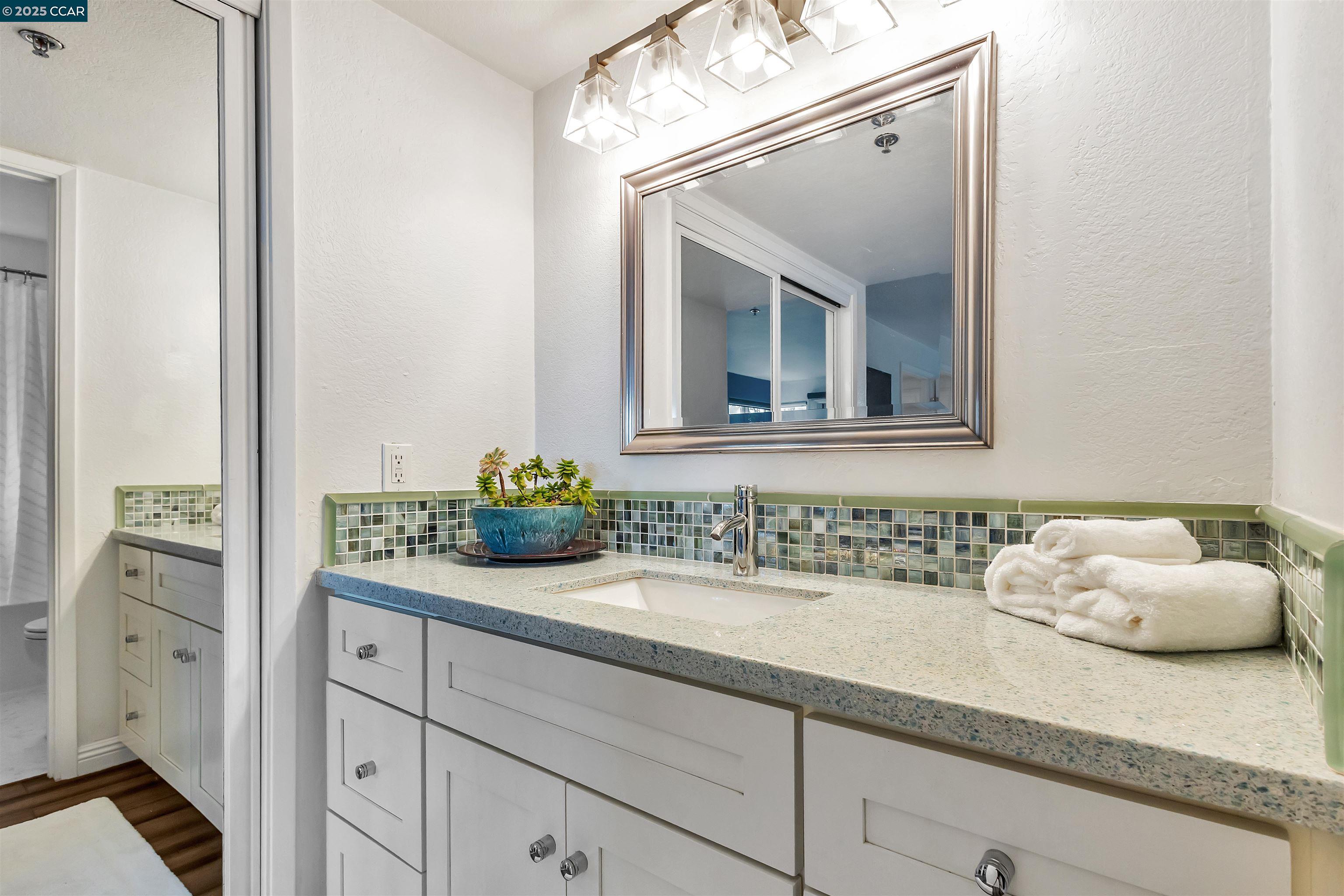 Detail Gallery Image 12 of 39 For 200 Palmetto Avenue, Pacifica,  CA 94404 - 2 Beds | 2 Baths