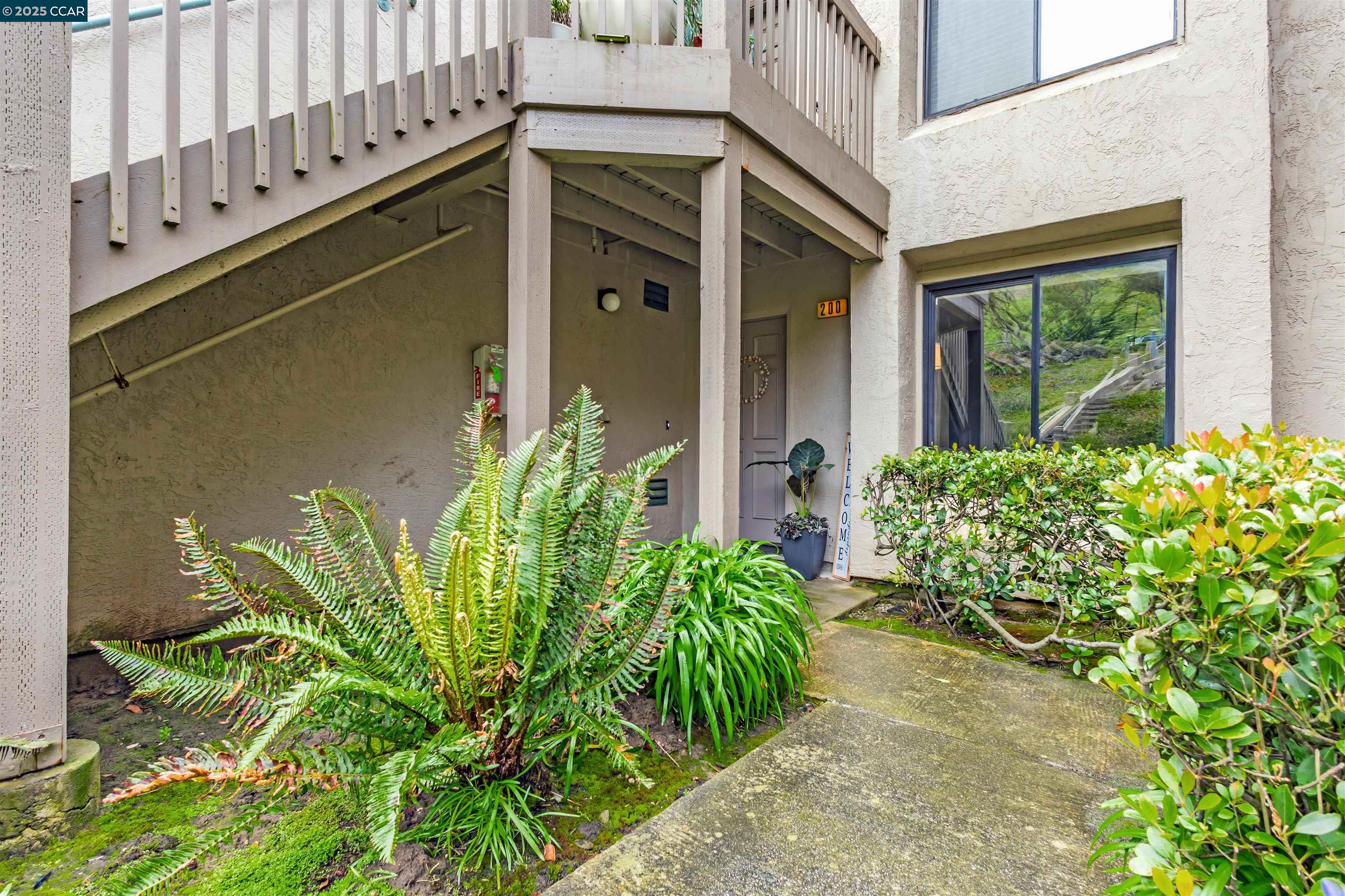 Detail Gallery Image 4 of 39 For 200 Palmetto Avenue, Pacifica,  CA 94404 - 2 Beds | 2 Baths