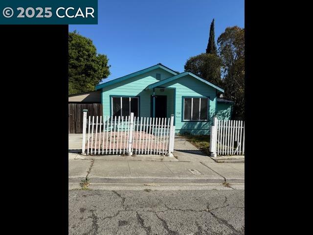 Detail Gallery Image 1 of 12 For 738 Maine, Vallejo,  CA 94590 - 3 Beds | 1 Baths