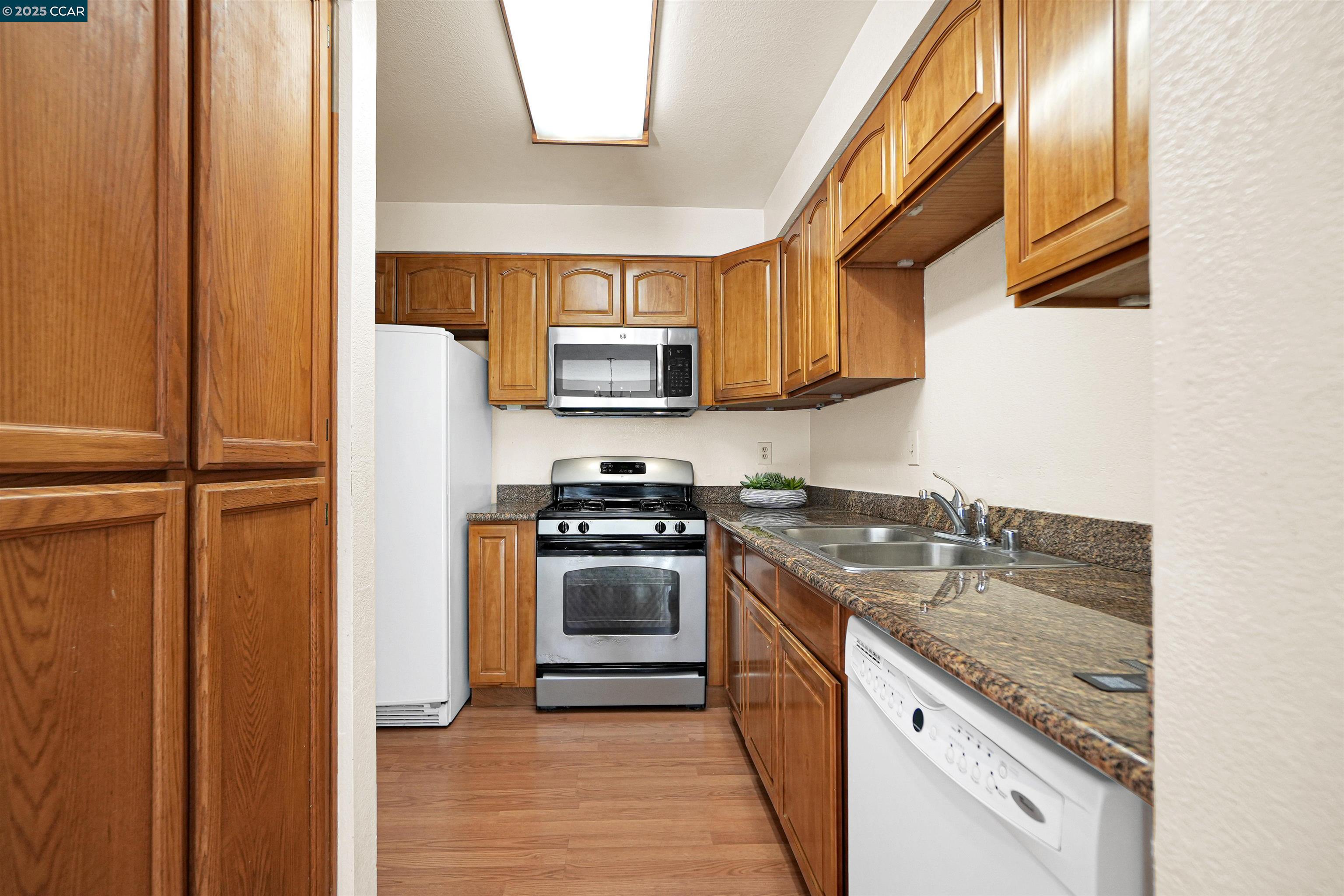 Detail Gallery Image 14 of 45 For 504 Athena #6,  Hercules,  CA 94547 - 3 Beds | 2/1 Baths