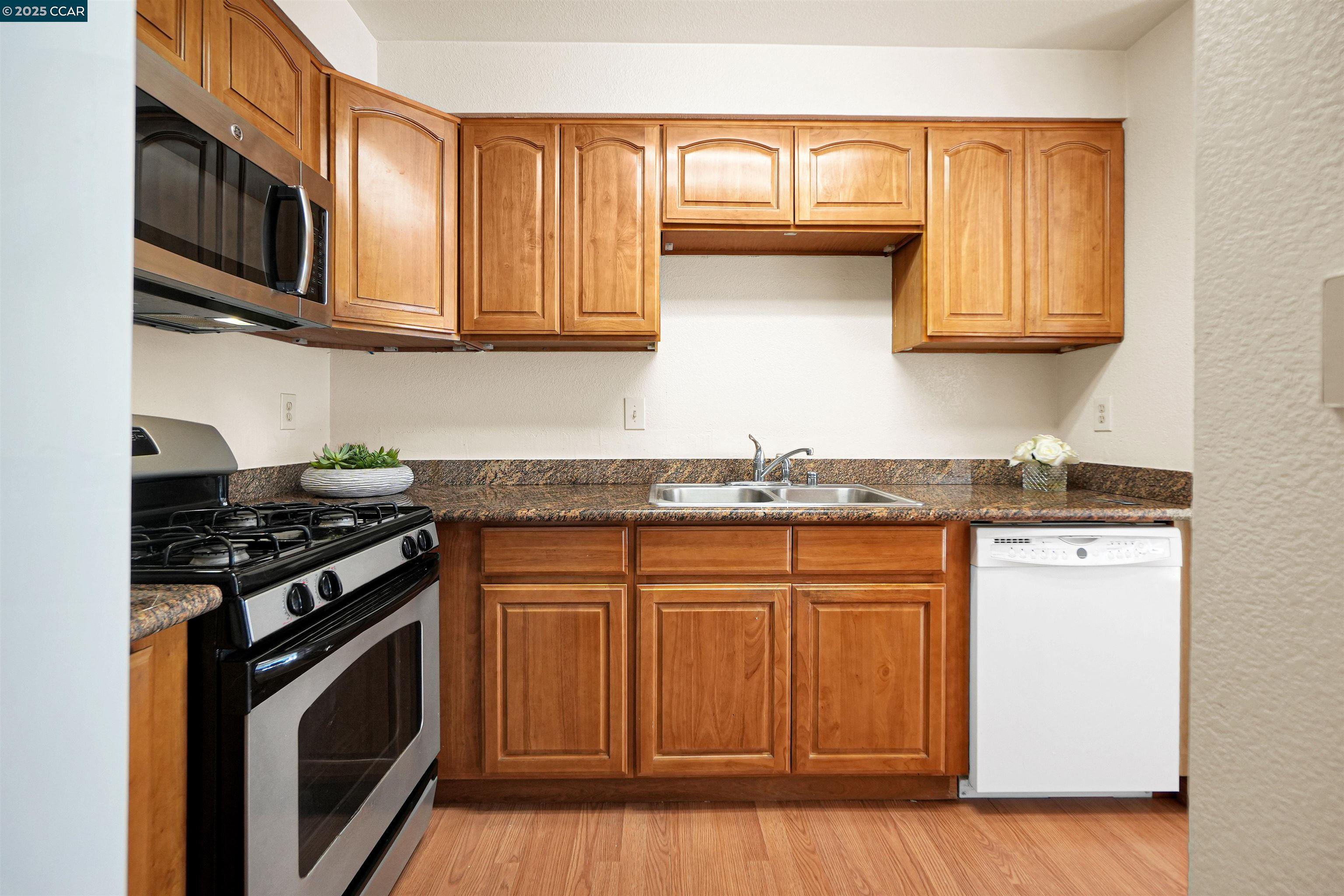 Detail Gallery Image 16 of 45 For 504 Athena #6,  Hercules,  CA 94547 - 3 Beds | 2/1 Baths