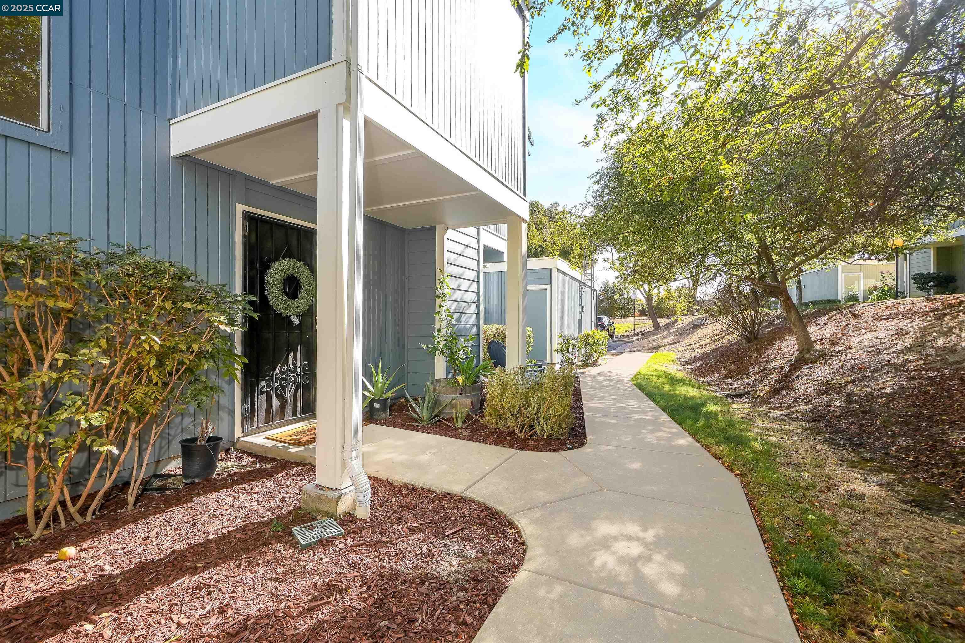 Detail Gallery Image 4 of 45 For 504 Athena #6,  Hercules,  CA 94547 - 3 Beds | 2/1 Baths