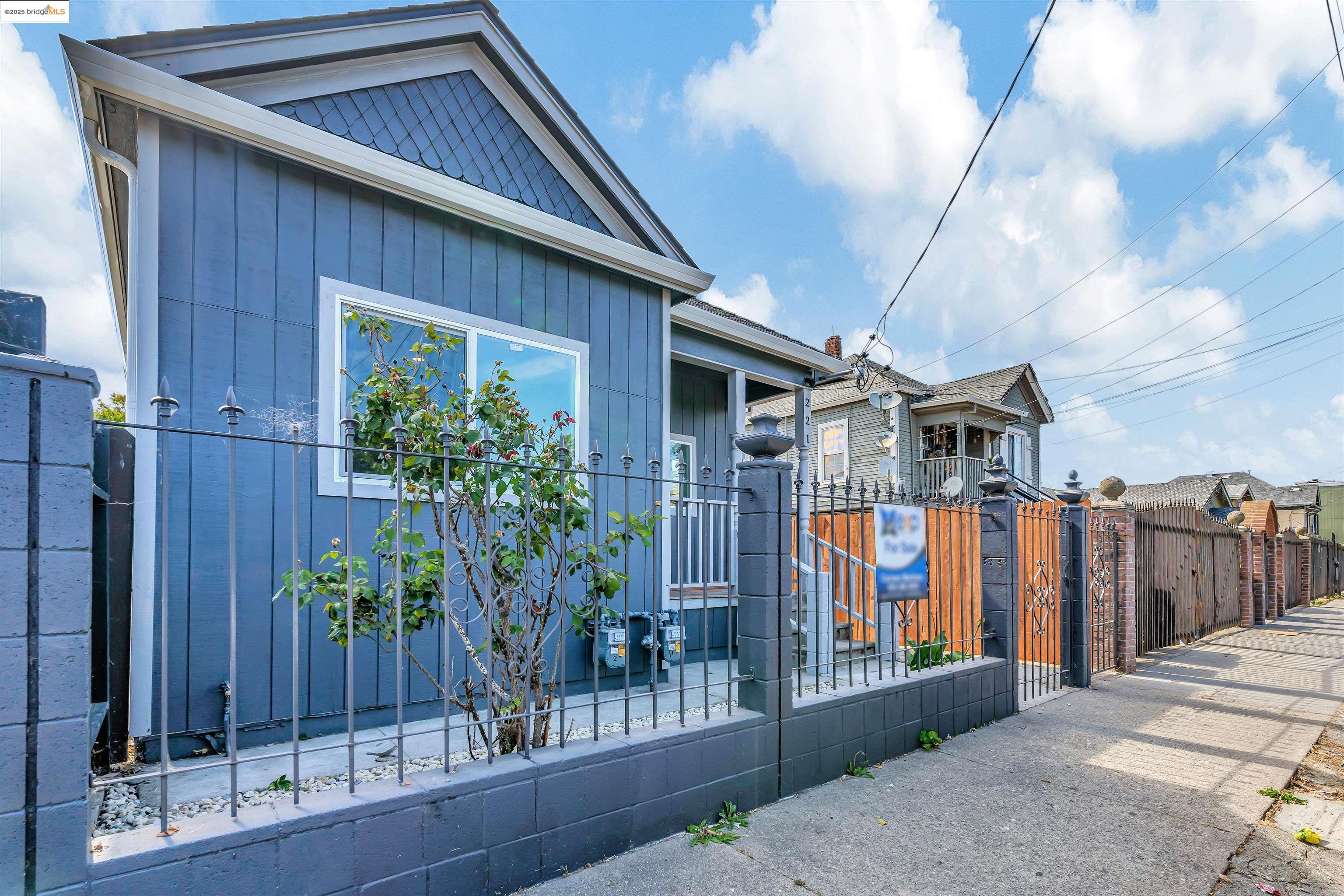 Detail Gallery Image 1 of 16 For 221 4th, Richmond,  CA 94801 - 3 Beds | 2 Baths