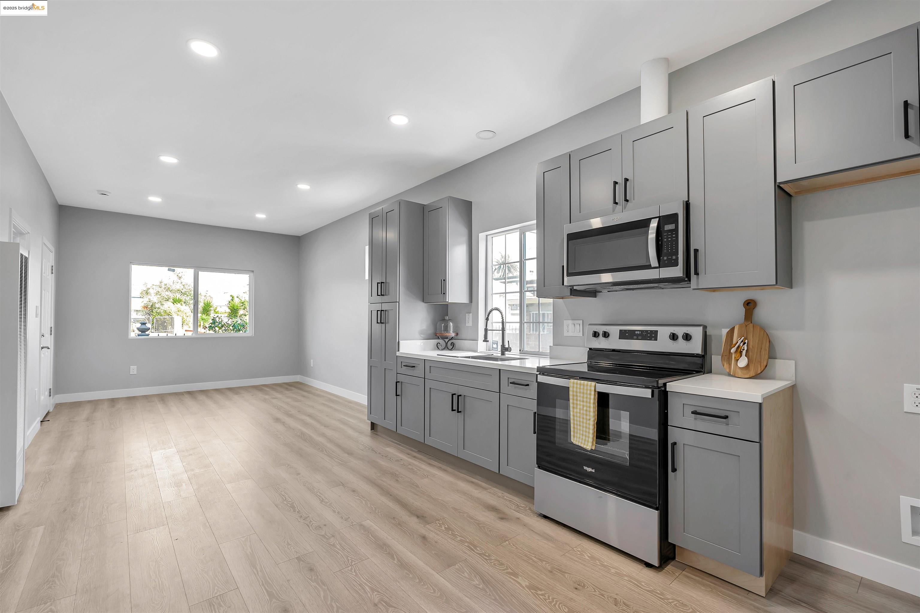 Detail Gallery Image 2 of 16 For 221 4th, Richmond,  CA 94801 - 3 Beds | 2 Baths