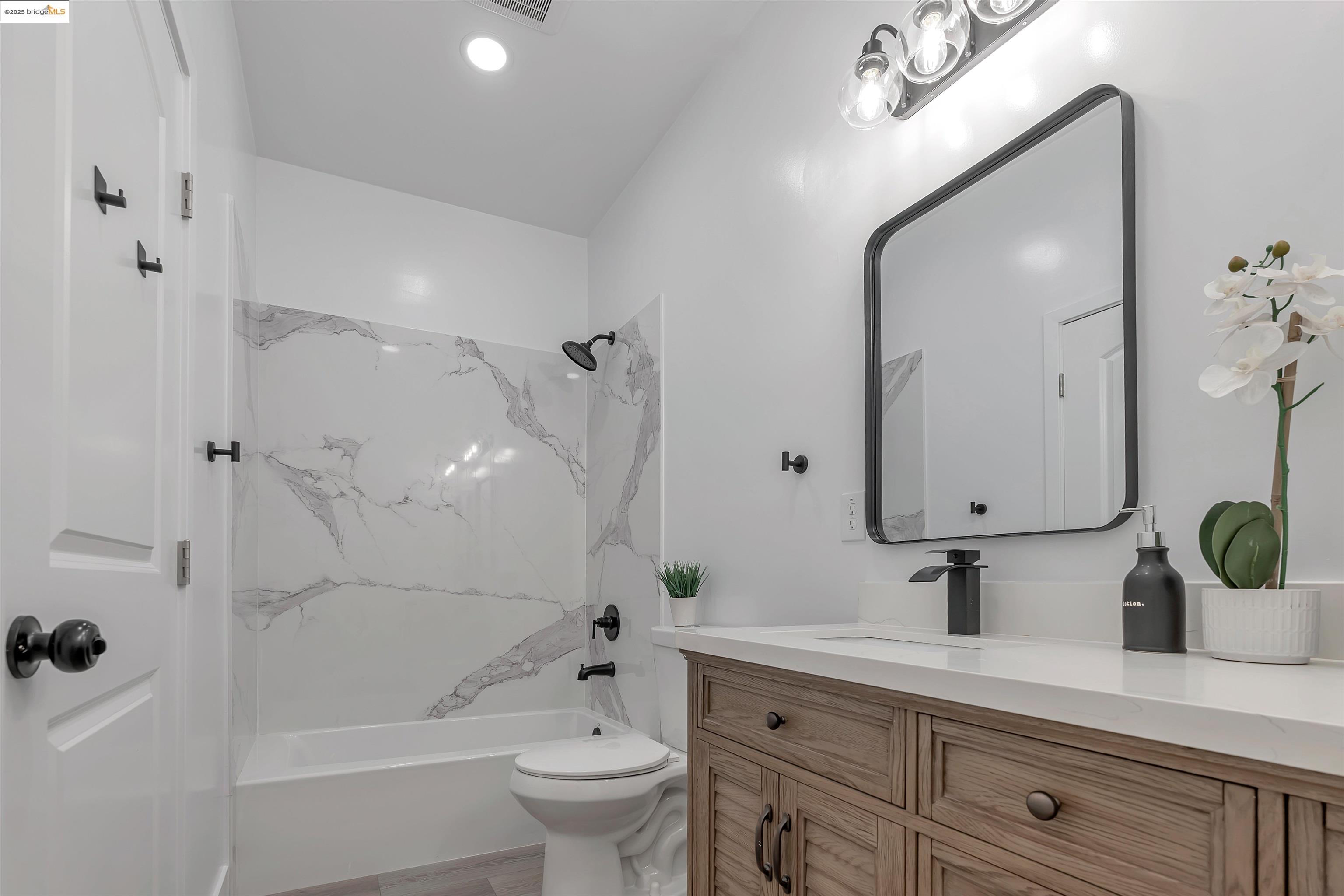 Detail Gallery Image 4 of 16 For 221 4th, Richmond,  CA 94801 - 3 Beds | 2 Baths