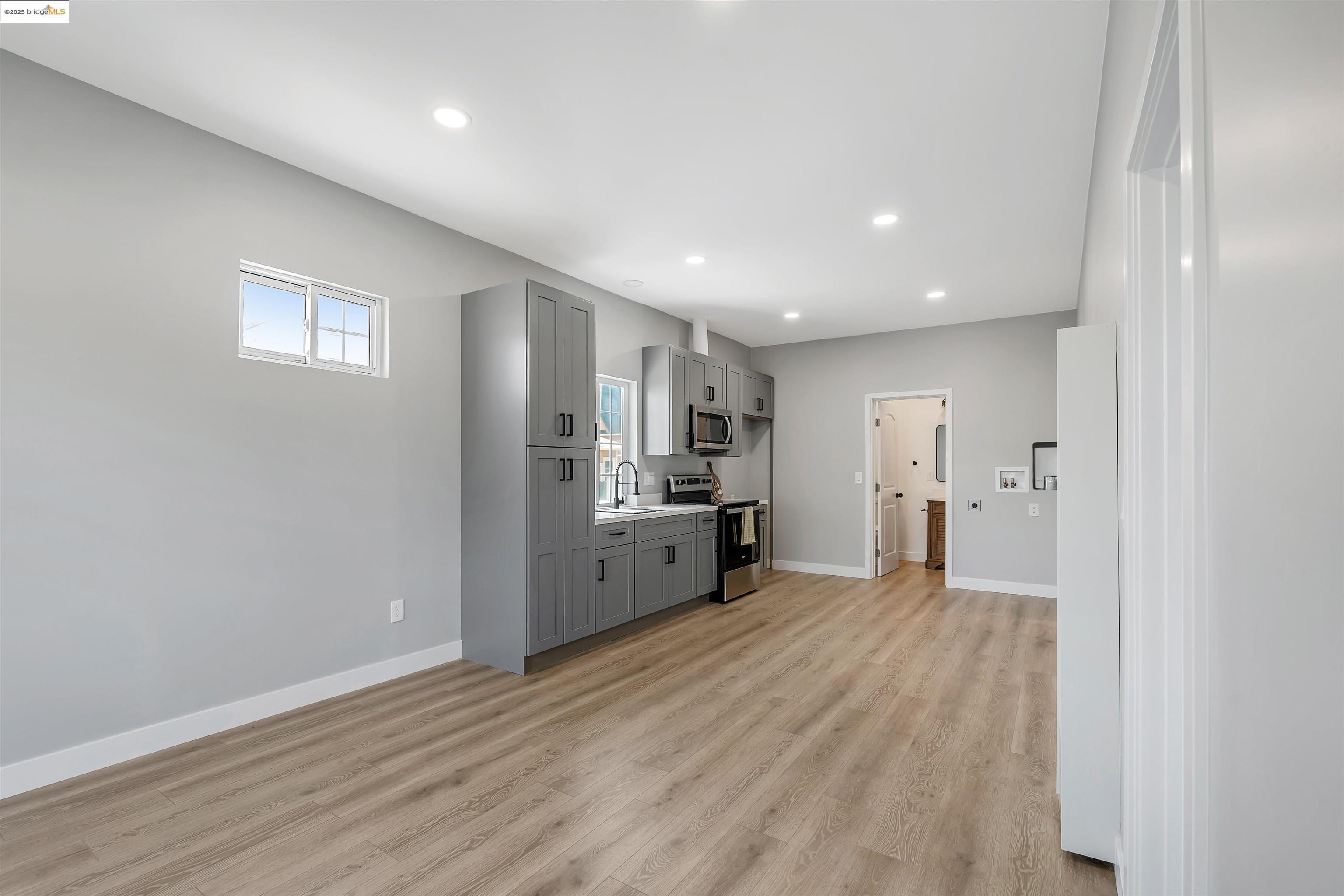 Detail Gallery Image 8 of 16 For 221 4th, Richmond,  CA 94801 - 3 Beds | 2 Baths