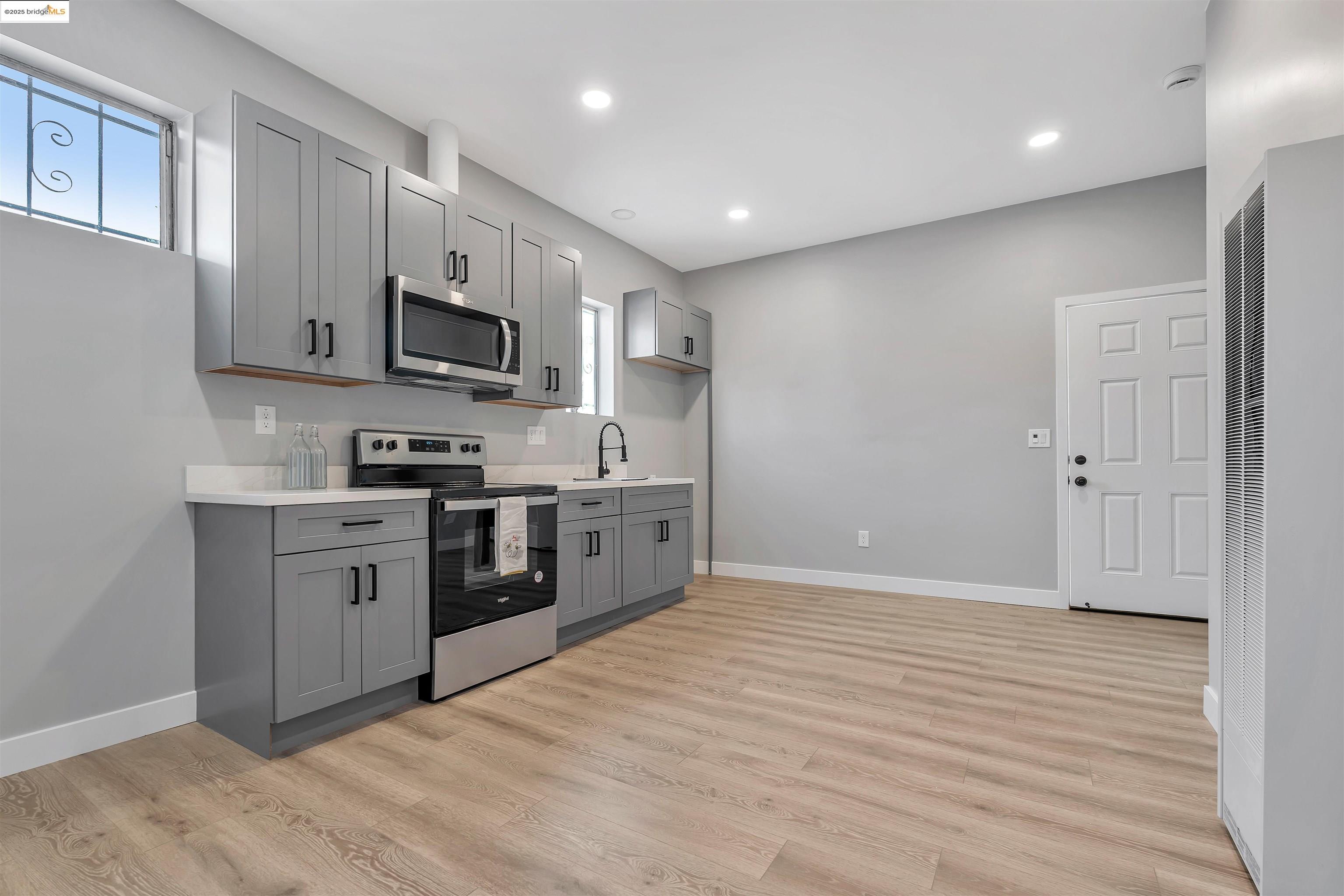 Detail Gallery Image 10 of 16 For 221 4th, Richmond,  CA 94801 - 3 Beds | 2 Baths