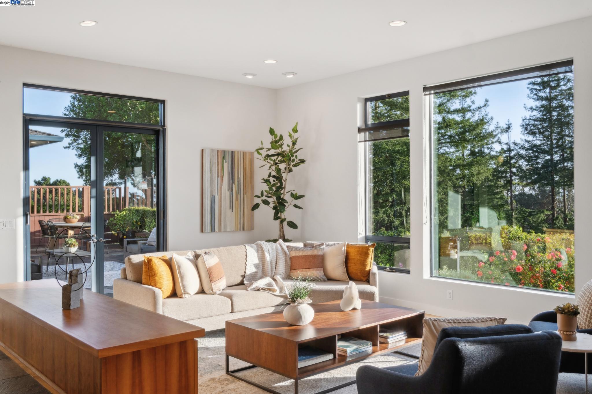 Detail Gallery Image 11 of 60 For 5550 Fernhoff Road, Oakland,  CA 94619 - 5 Beds | 4 Baths