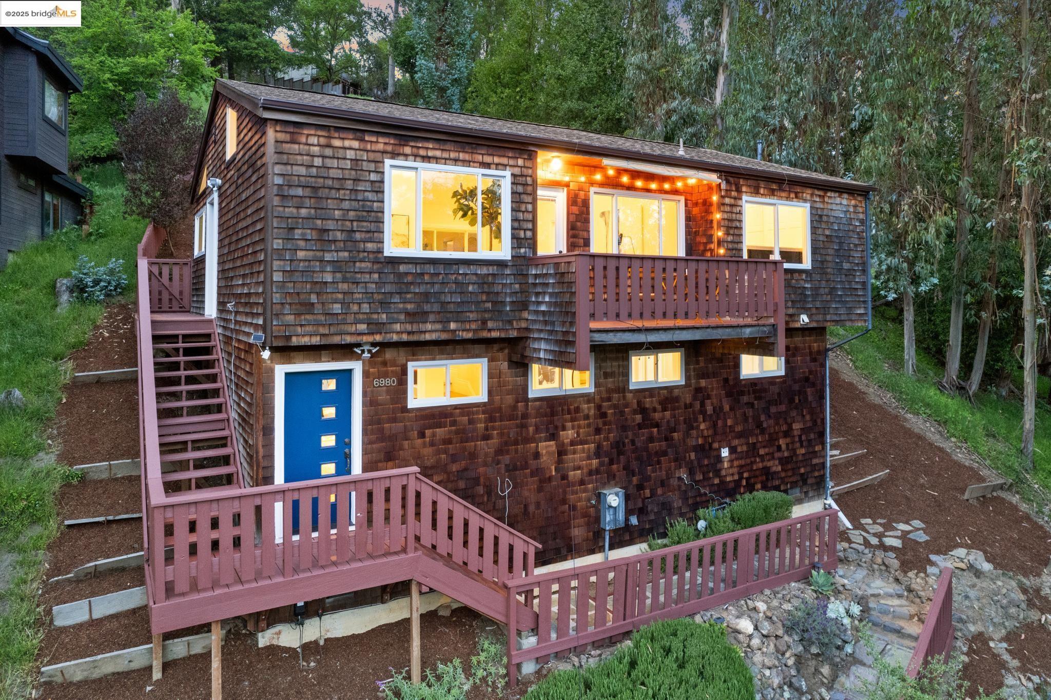 Detail Gallery Image 1 of 1 For 6980 Pinehaven Rd, Oakland,  CA 94611 - 2 Beds | 2 Baths