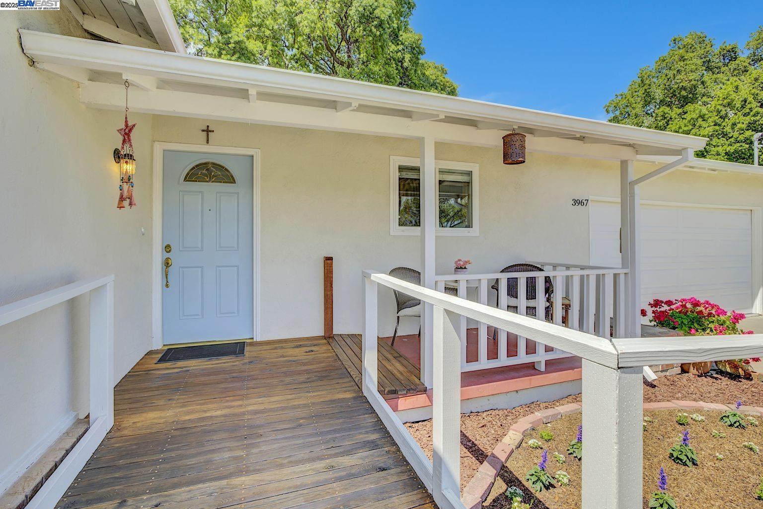 Detail Gallery Image 4 of 51 For 3967 Majestic Dr, Concord,  CA 94519 - 4 Beds | 3 Baths
