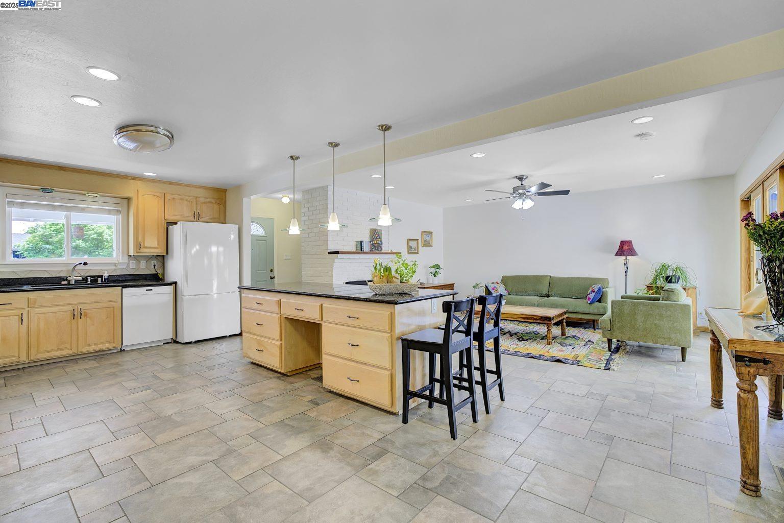Detail Gallery Image 10 of 51 For 3967 Majestic Dr, Concord,  CA 94519 - 4 Beds | 3 Baths