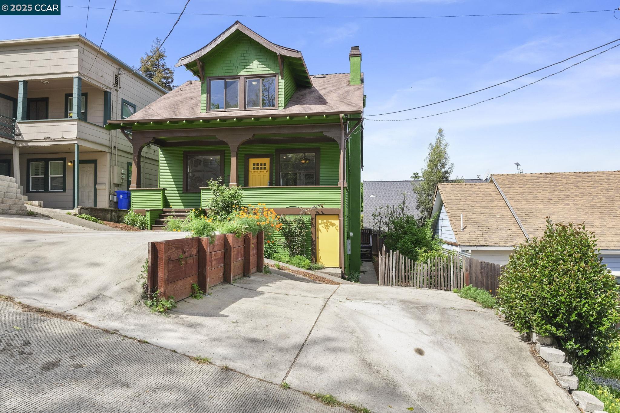 Detail Gallery Image 4 of 45 For 414 Bay St, Crockett,  CA 94525 - 3 Beds | 2 Baths
