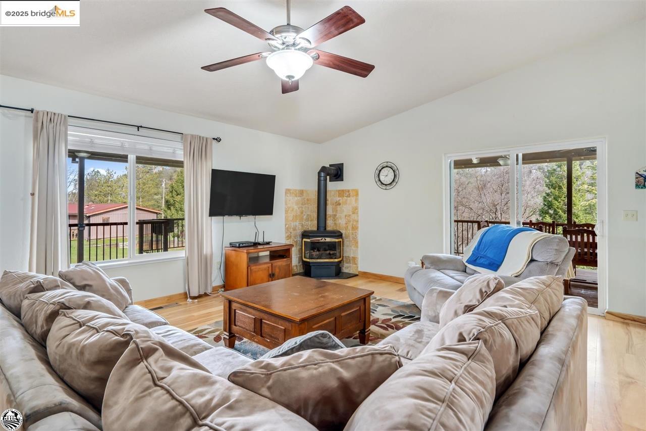 Detail Gallery Image 3 of 47 For 20421 Rock Canyon, Groveland,  CA 95321 - 5 Beds | 3 Baths