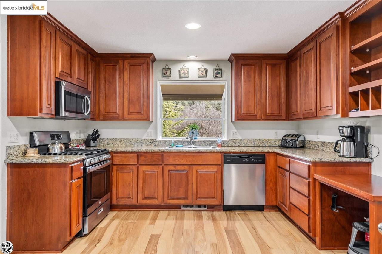 Detail Gallery Image 4 of 47 For 20421 Rock Canyon, Groveland,  CA 95321 - 5 Beds | 3 Baths