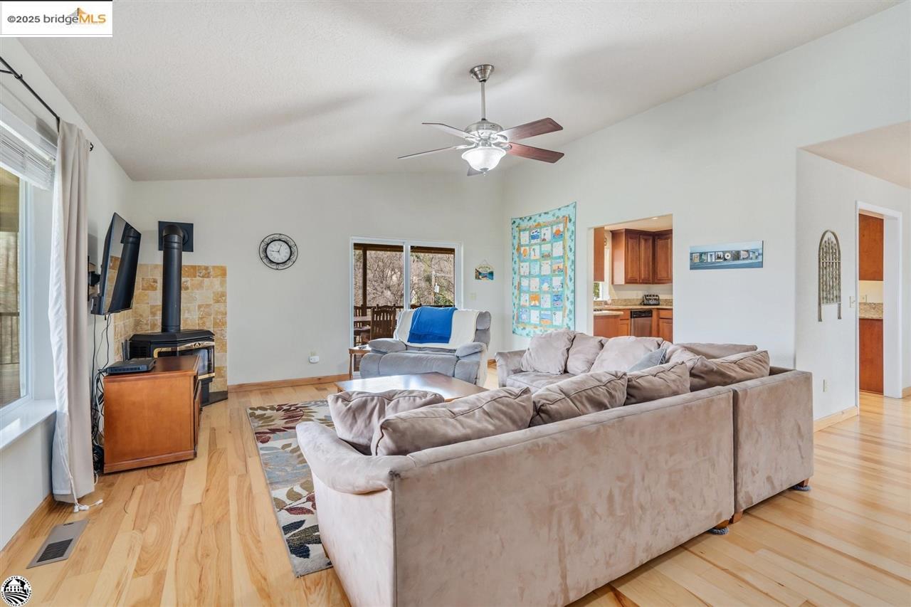 Detail Gallery Image 8 of 47 For 20421 Rock Canyon, Groveland,  CA 95321 - 5 Beds | 3 Baths
