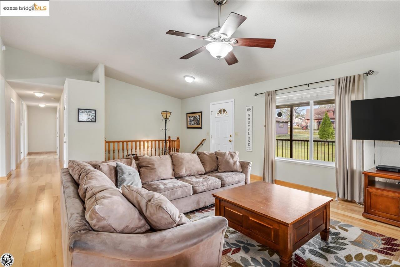 Detail Gallery Image 9 of 47 For 20421 Rock Canyon, Groveland,  CA 95321 - 5 Beds | 3 Baths