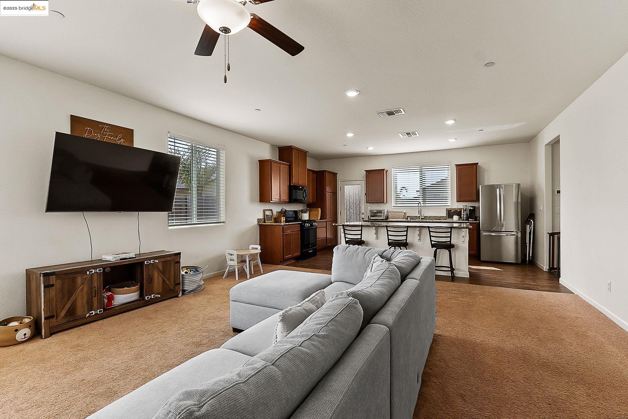 Detail Gallery Image 4 of 20 For 1933 Lavender Pl, Rio Vista,  CA 94571 - 4 Beds | 2/1 Baths