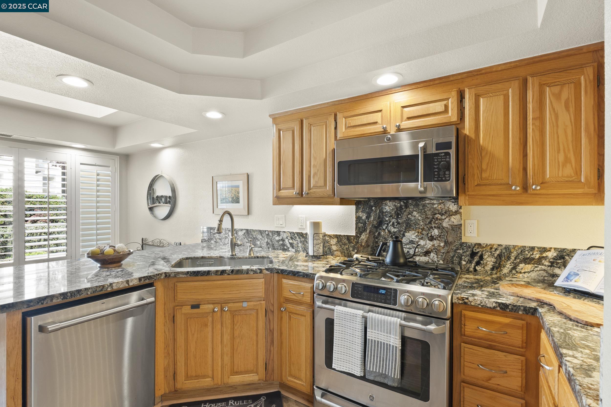 Detail Gallery Image 12 of 39 For 43 Patrick Way, Half Moon Bay,  CA 94019 - 3 Beds | 2/1 Baths