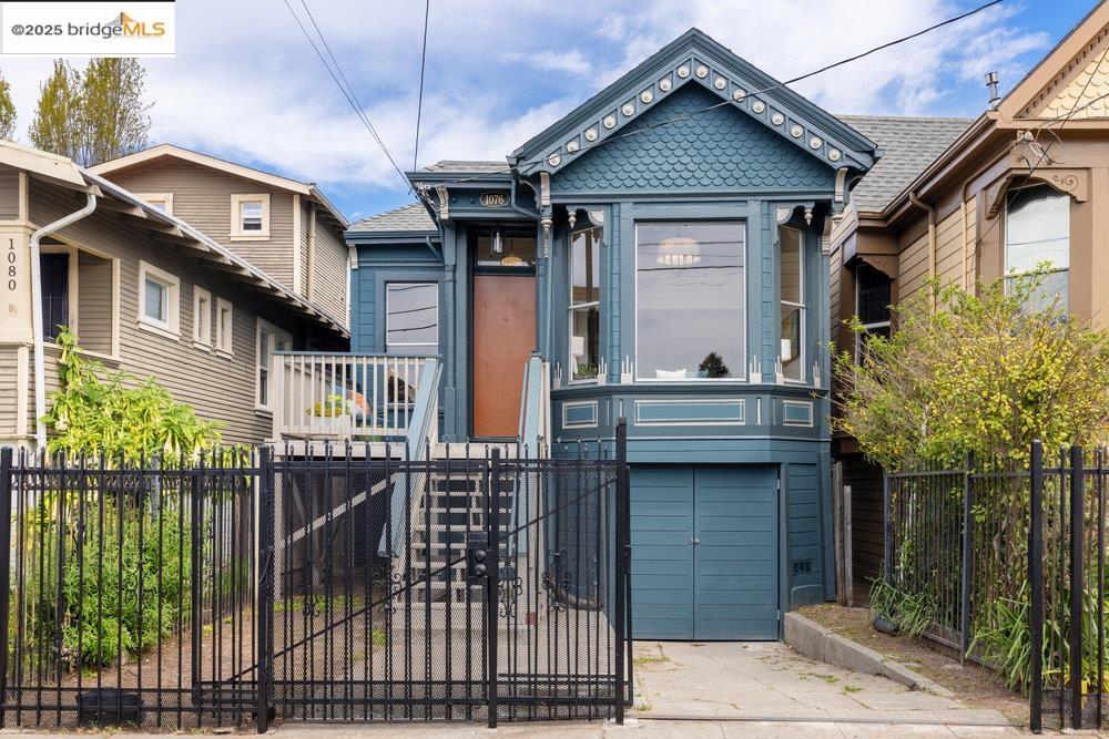Detail Gallery Image 1 of 1 For 1076 30th St, Oakland,  CA 94608 - 2 Beds | 1 Baths