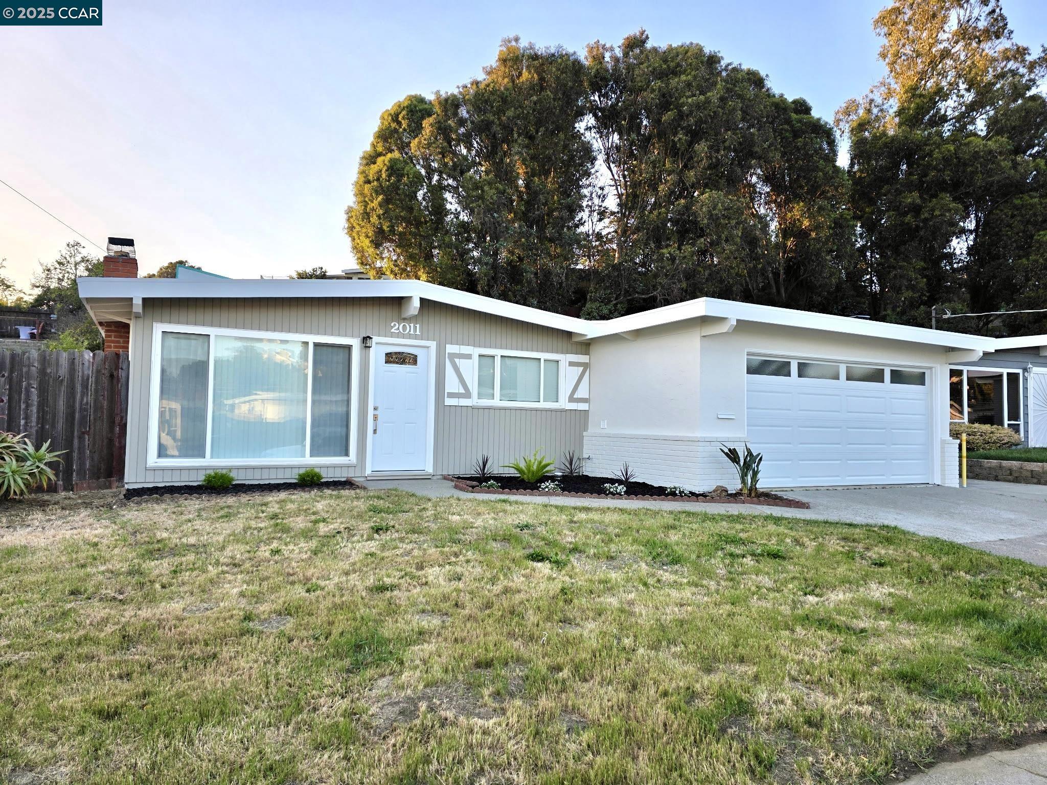 Detail Gallery Image 2 of 22 For 2011 Espanola, San Pablo,  CA 94806 - 3 Beds | 2 Baths