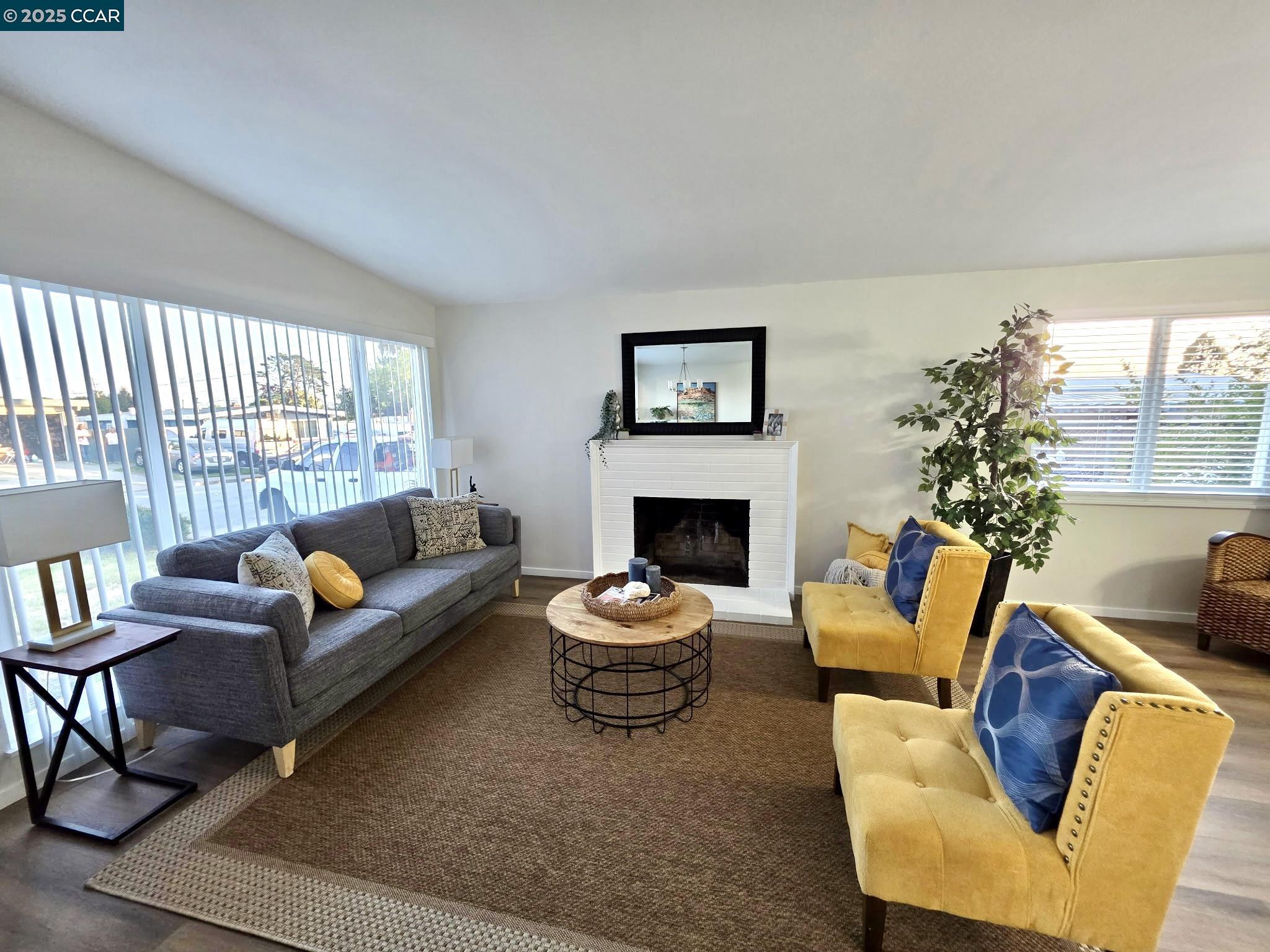 Detail Gallery Image 4 of 22 For 2011 Espanola, San Pablo,  CA 94806 - 3 Beds | 2 Baths