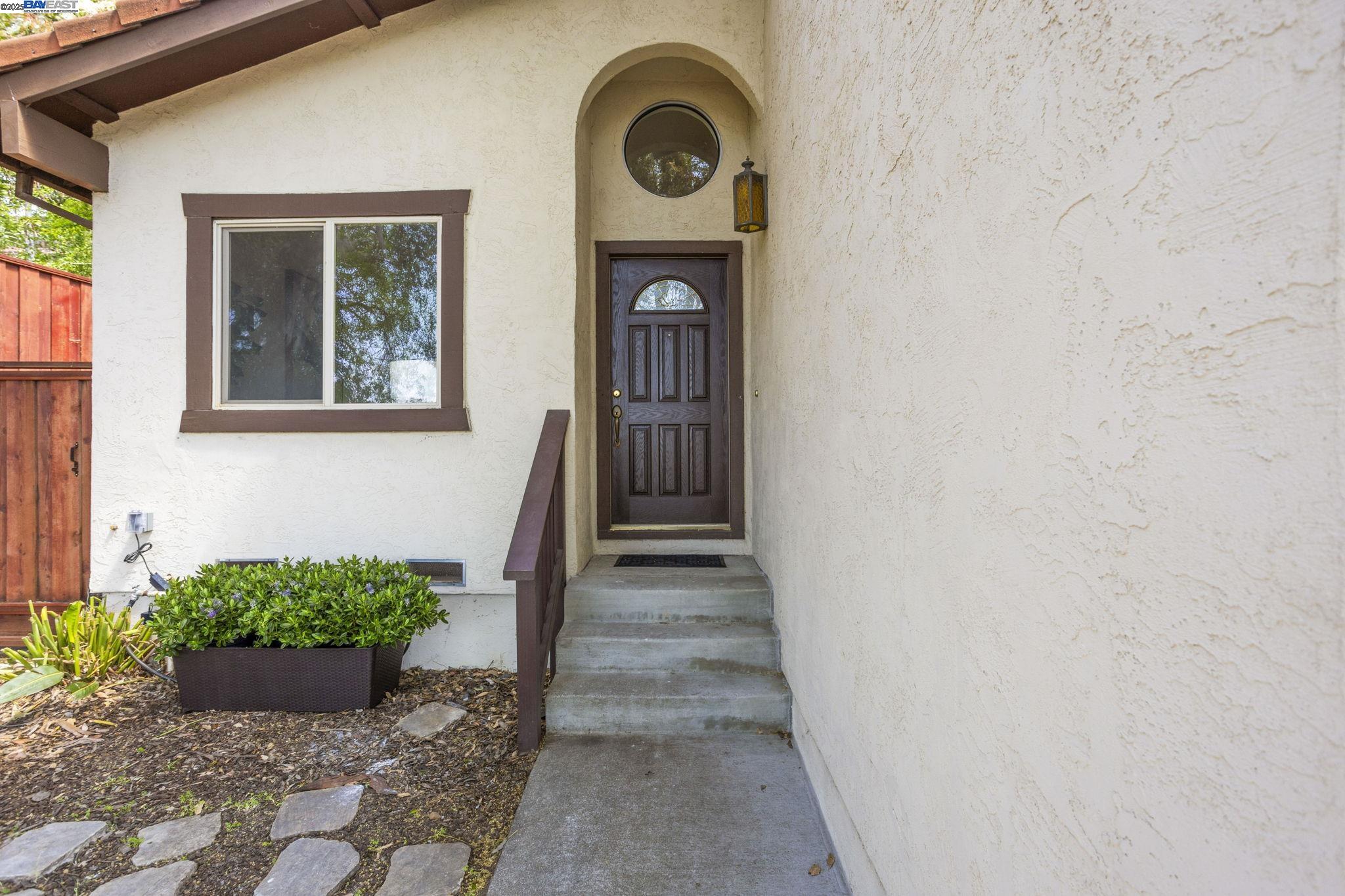 Detail Gallery Image 2 of 31 For 23920 Mayville Dr, Hayward,  CA 94541 - 3 Beds | 2/1 Baths